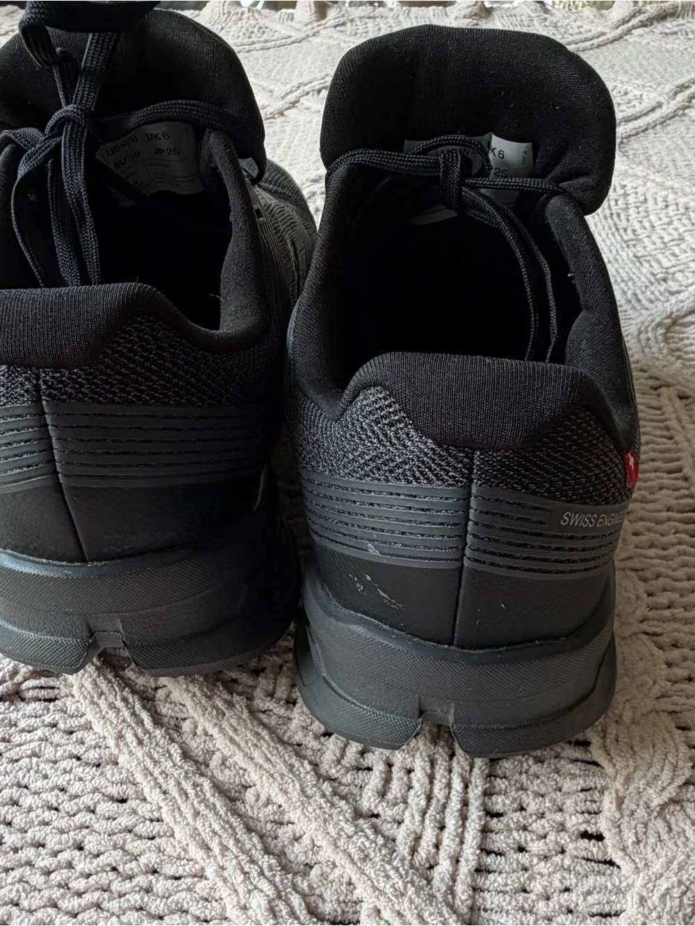 On Cloud women’s Sneakers in Black size W8